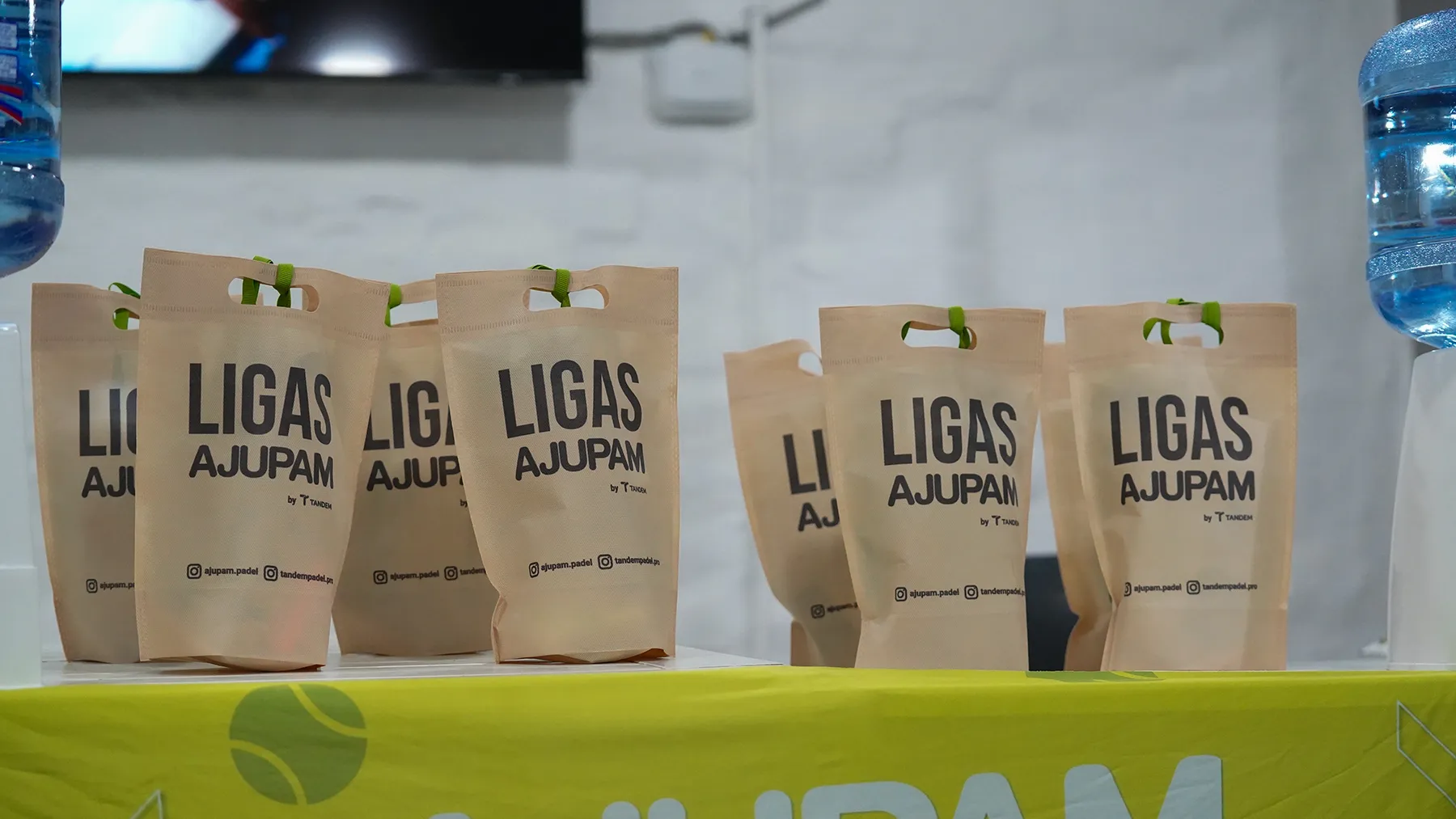 Kits de bienvenida de AJuPaM con productos de sponsors listos para entregar a jugadores